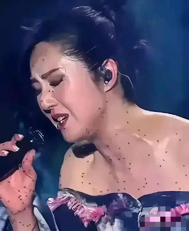 现在很多人为了吸引眼球
真是无所不用其极
看看杨千嬅
一脸的黑点
手上也有
不知