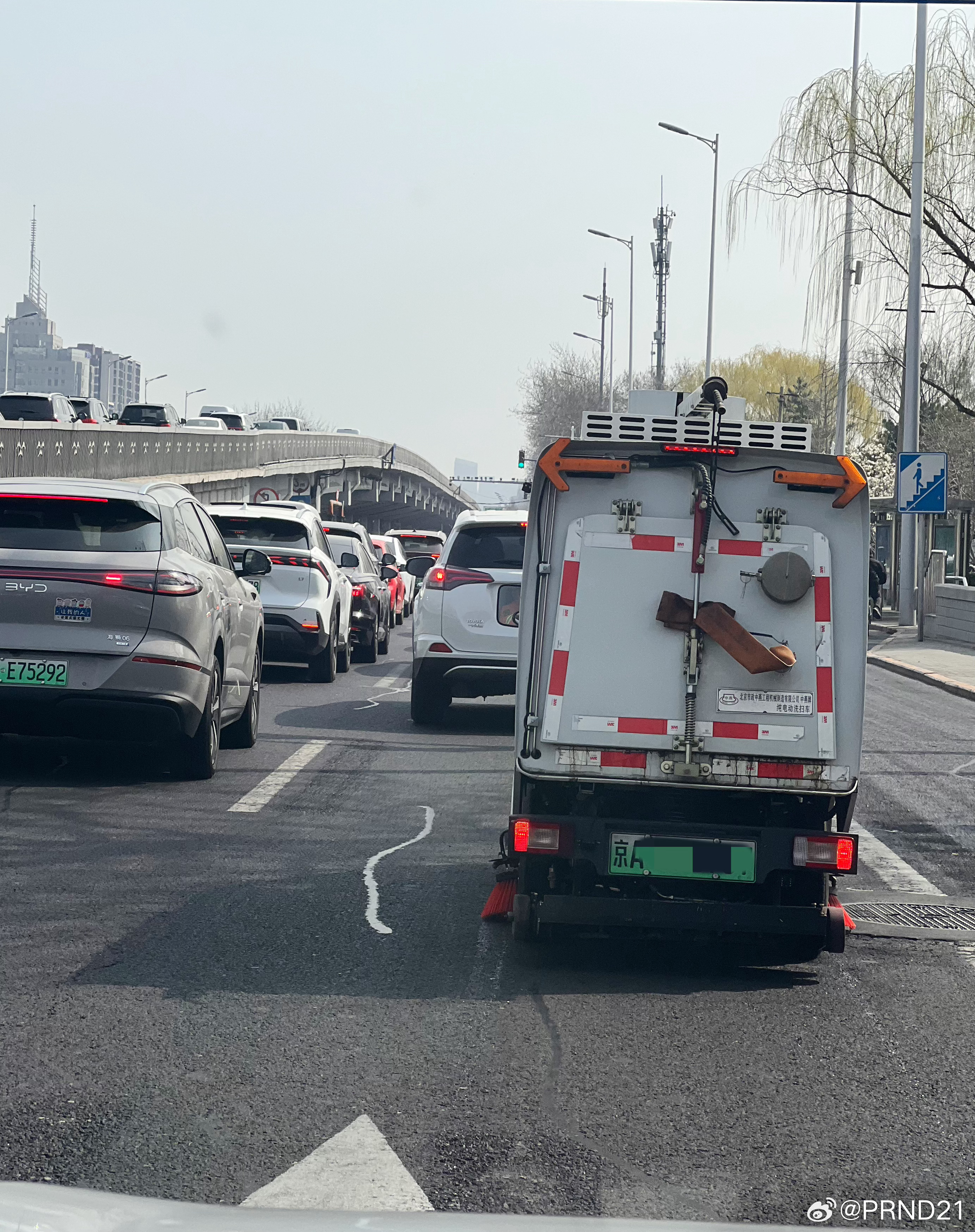 每次跟着这批迷你扫地车都觉得很喜感，1米出头宽，活像在路上跑个柜子，完全就是动画