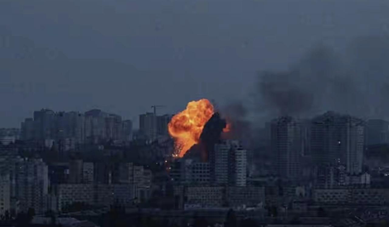 打起来了！
美航母中东开了第一枪，
伊朗果然猛，
各大势力选边站


特朗普一面