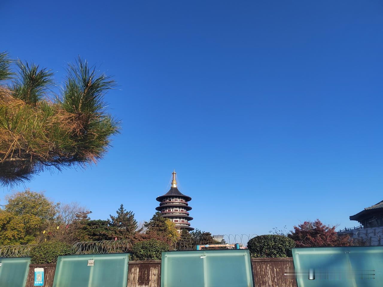 咱洛阳的景区附近的公厕是相当的干净整洁，这也是体现咱洛阳文明城市建设成果，无论是