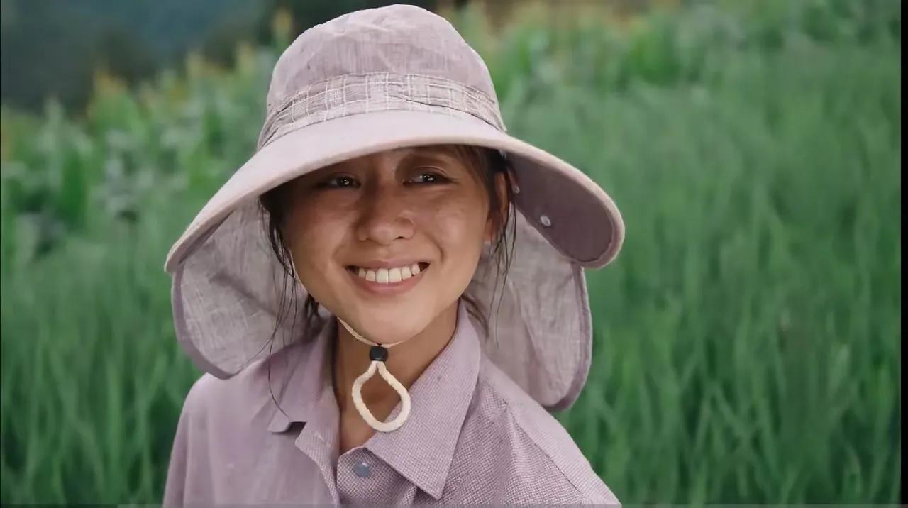 回顾《利剑·玫瑰》，周宏才把一个纸条吞到肚子里，邓妍根据纸条上的字破解到然然在停