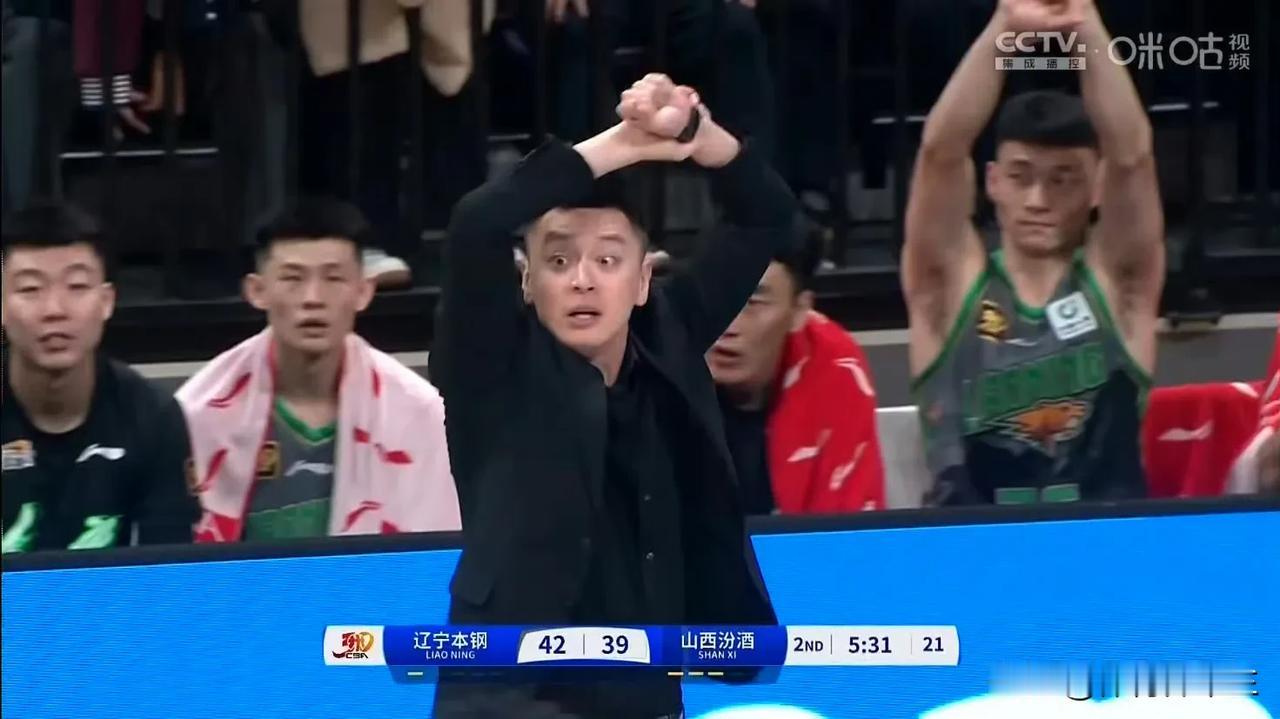 手：杨导，夸我[吐舌] 
（替补席只有我跟你一起做了奥[飞吻]）
