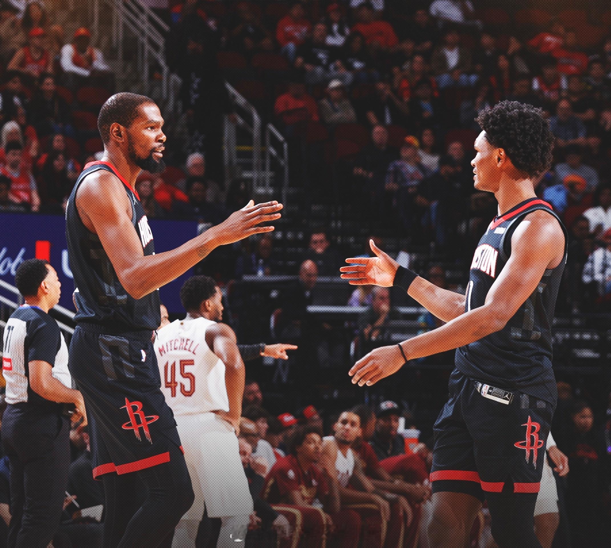 杜兰特被问到今天是球队本赛季使用的第九套首发阵容：“我大概可以列举出本赛季到目前