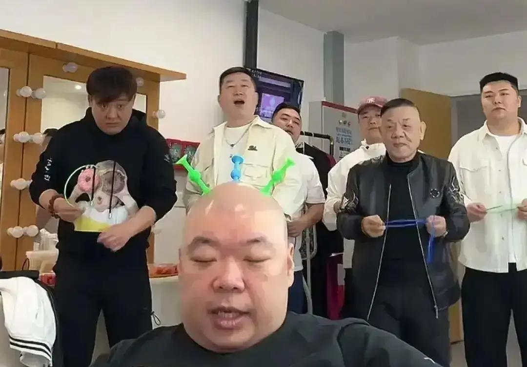 郭德纲的刀，终究还是砍向了郑好。
德云社最新巡演名单出炉，郑好名字直接消失，演出