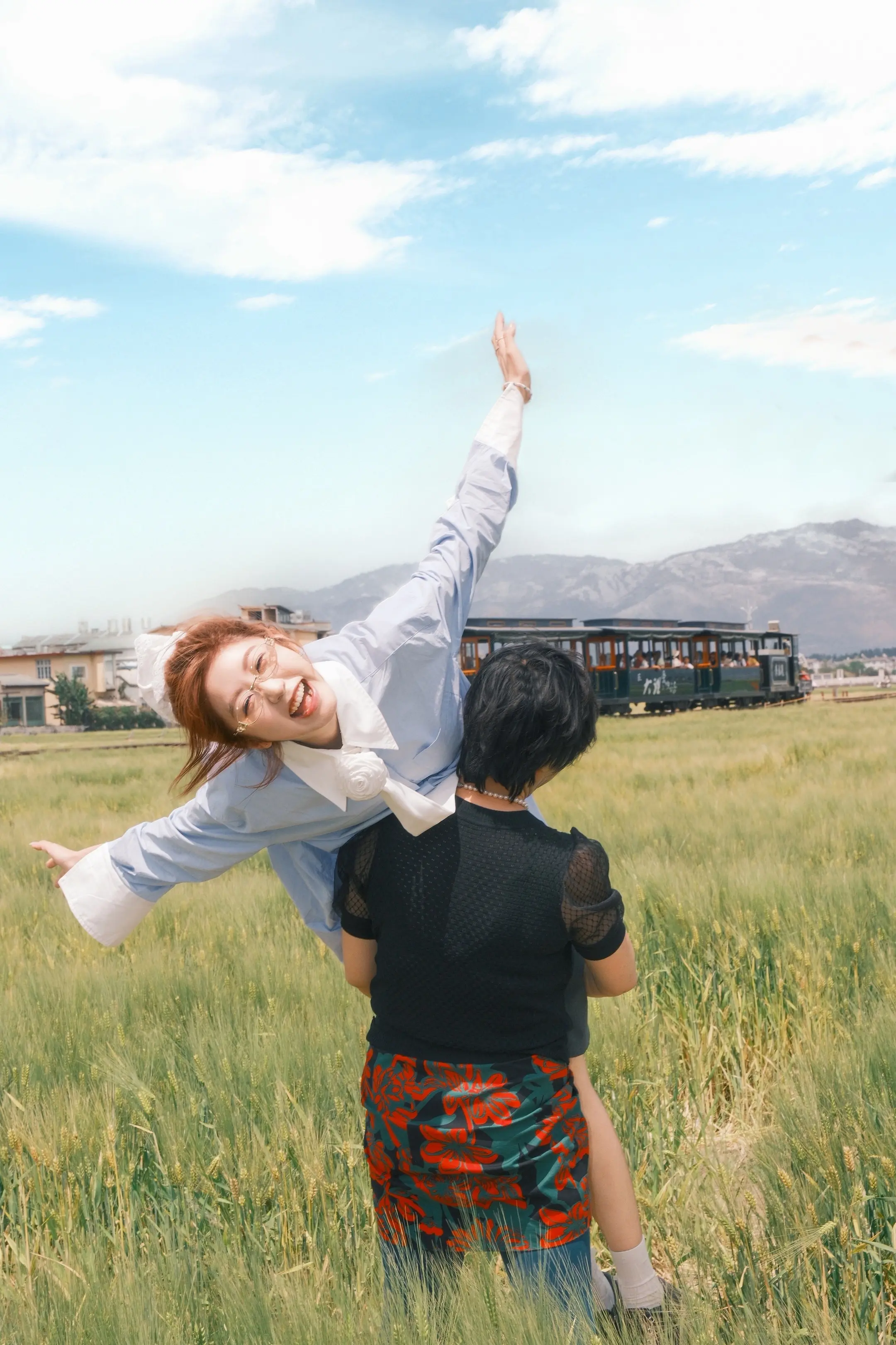 乡野间 麦田里 风和我们都是自由的