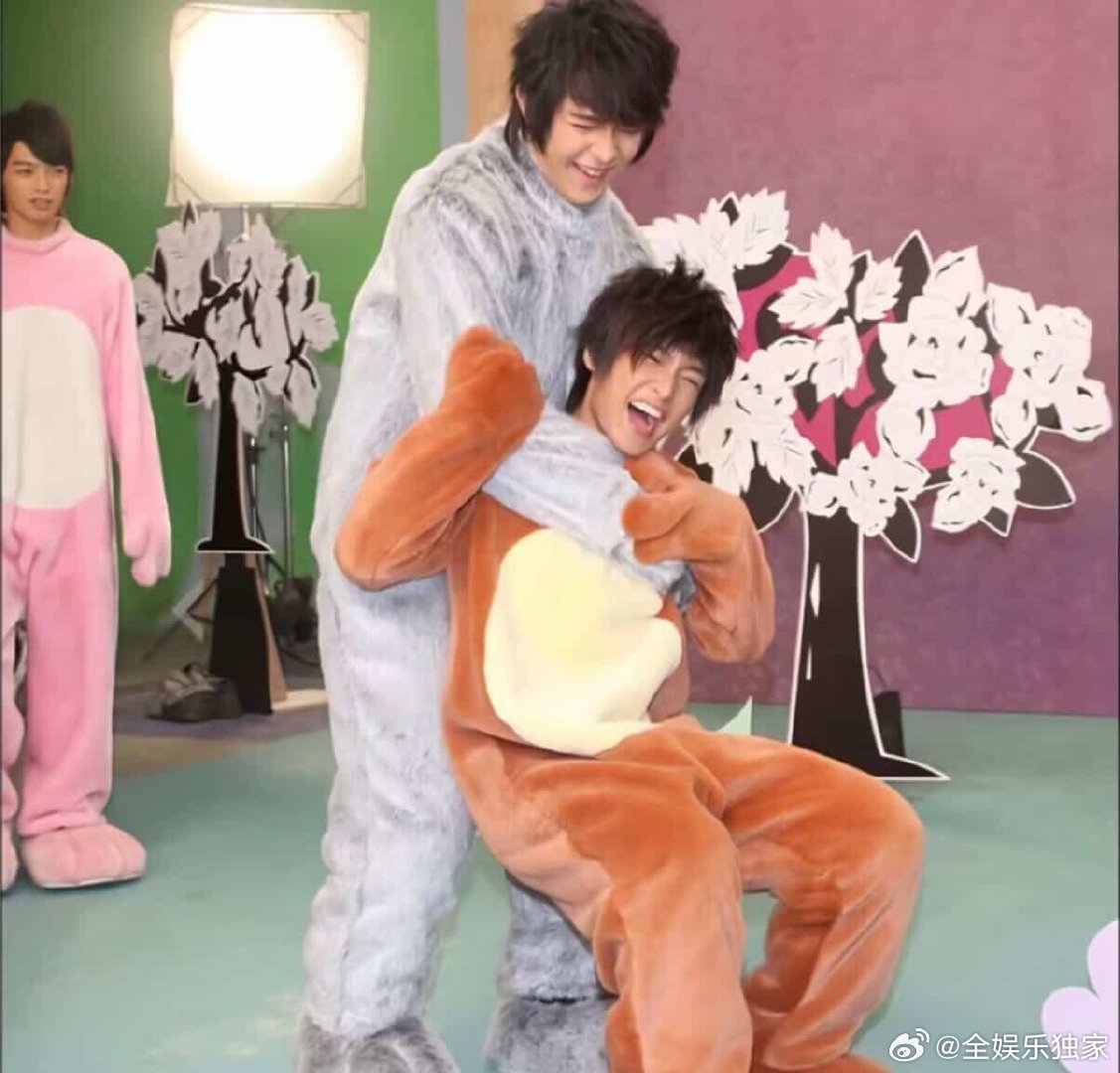 炎亚纶去汪东城的理发店做头发 简直是大型抓马现场，谁能想到会去对方理发店做头发，