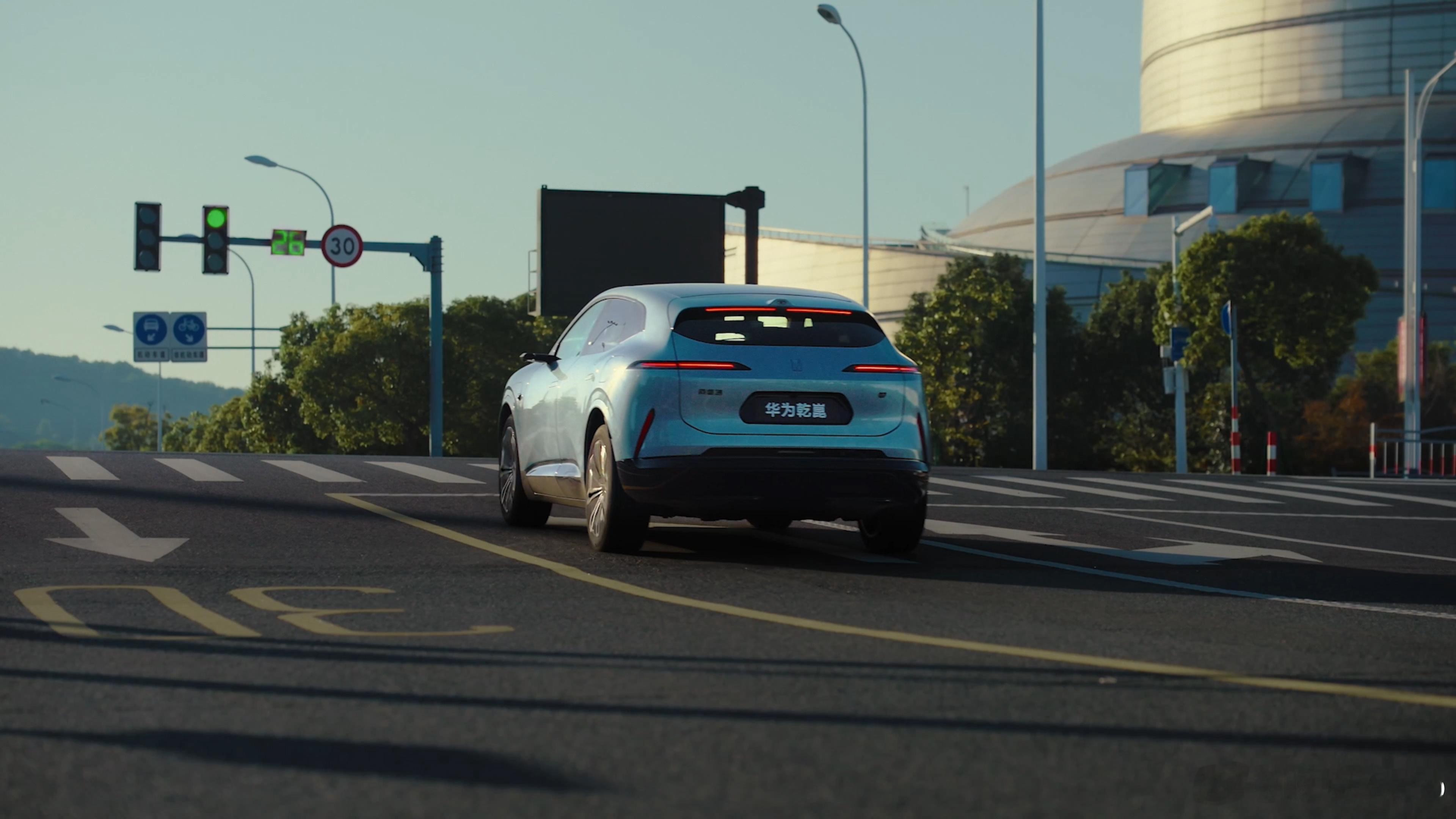 1 月中旬，我们受邀试驾华为乾崑 ADS 4.1，总体感受是在既有技术优势的基础