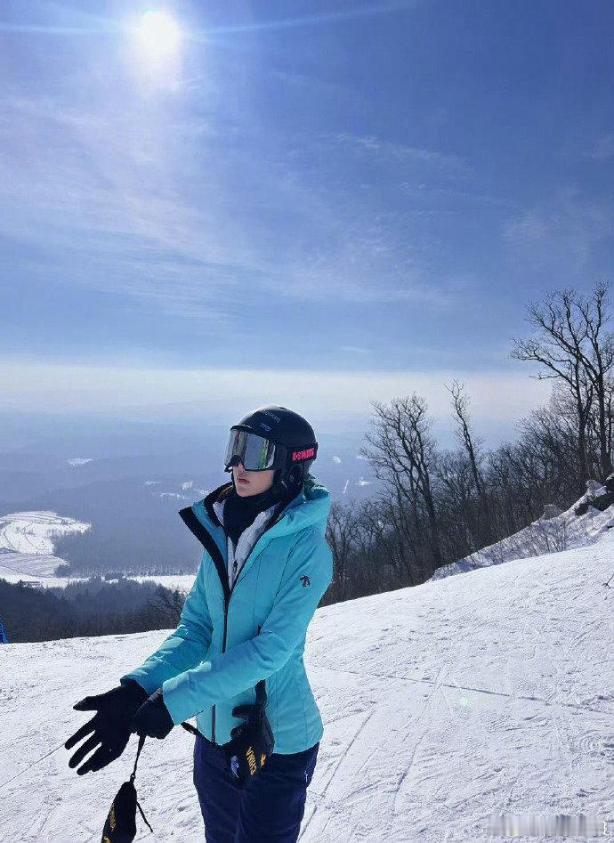 张馨予说滑雪服超时尚  张馨予何捷滑雪场大秀恩爱，还不忘夸滑雪服时尚，这狗粮吃的