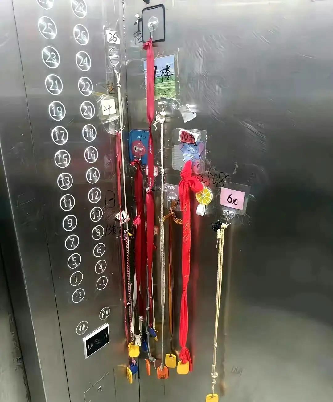 为了方便外卖小哥上楼送餐，小区住户们想出了一个土办法。很多小区的电梯是需要刷卡才