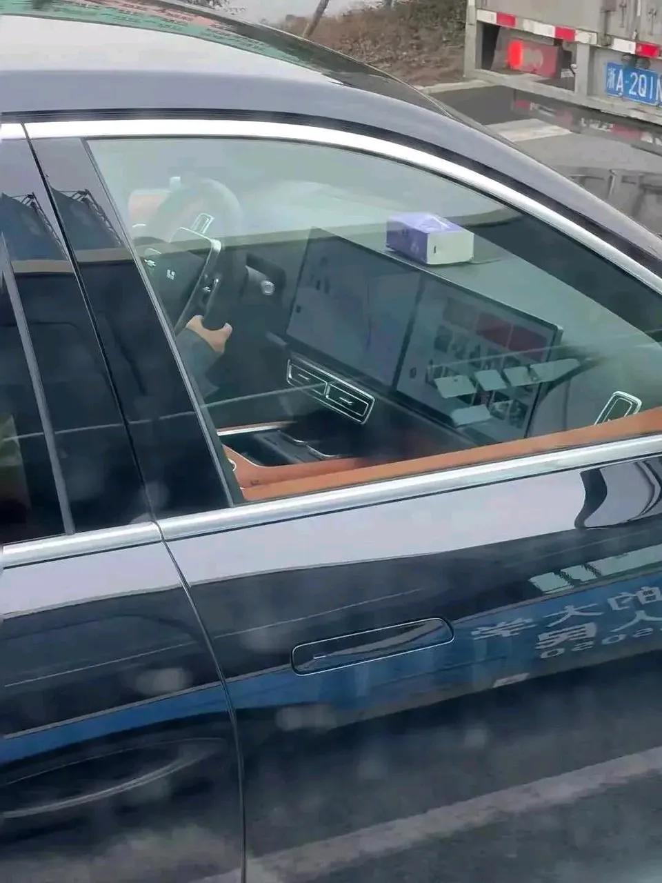 早上看到的车，这副驾应该很舒服吧？就是对安全方面有点担心，毕竟一个急刹追尾，很有