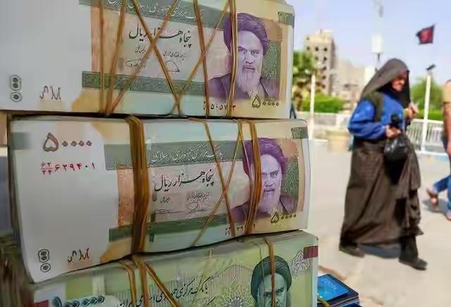 中东冲突对全球科技产业影响巨大。
供应链方面，半导体制造受重创。氦气是芯片散热关