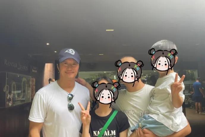 吴京和家人在新加坡过春节，引发网友质疑

网友留言：天啊天天贩卖中国情怀的吴京居
