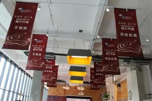 巨型吊牌火成产业链？背后是商家与消费者的双向拉扯
 
最近刷手机，总能刷到比衣服