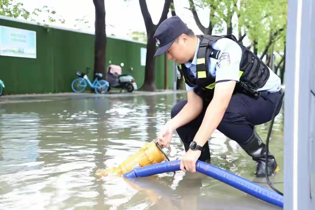 8月10日上午，受台风“白海豚”影响，江苏无锡出现强降雨，当日9时小时降雨量达5