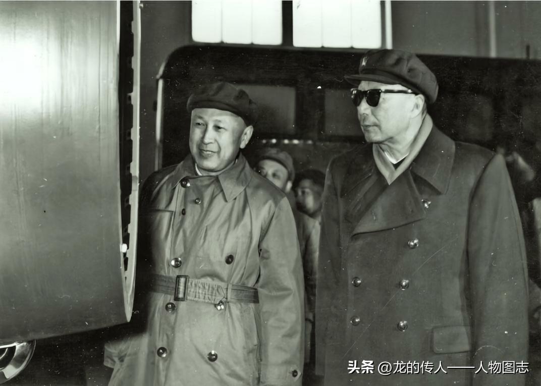 1966年10月，钱学森（左一）向聂荣臻介绍“两弹”结合时头裙对接装置的原理