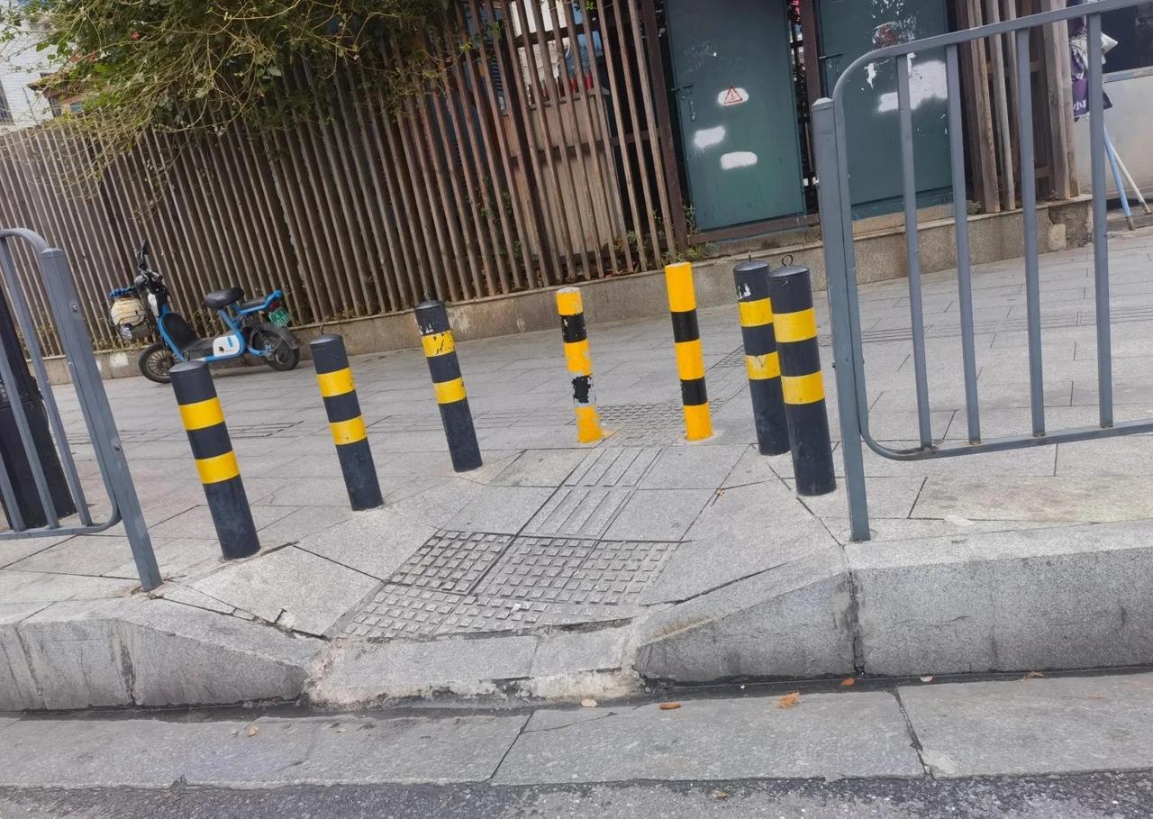 无障碍受益的是所有人
无障碍通道对我来说，不是“便利”，是“通行权”
出门最怕遇