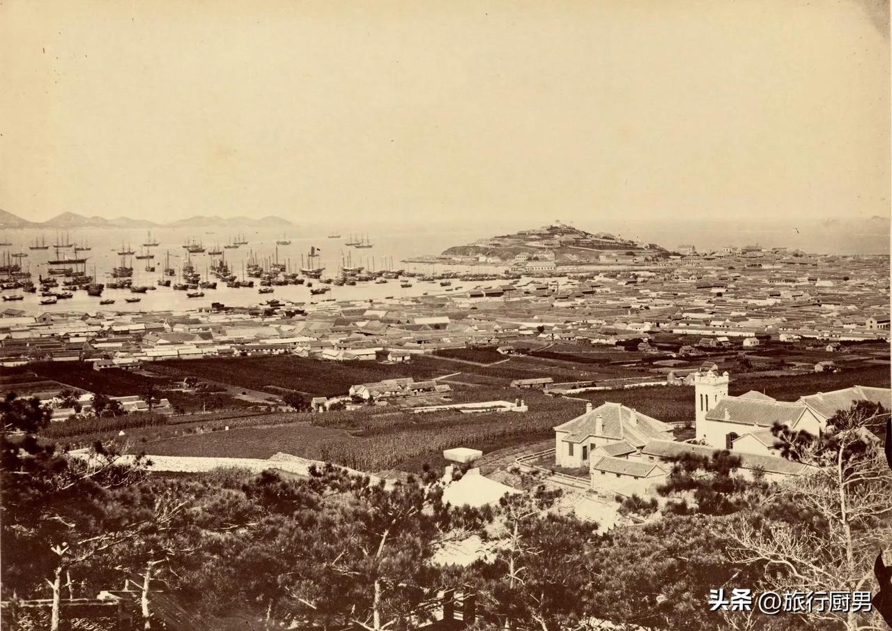 图1，是1878年的海港城市烟台，看拍摄位置像是在烟台南山上拍的，照片中看到了烟