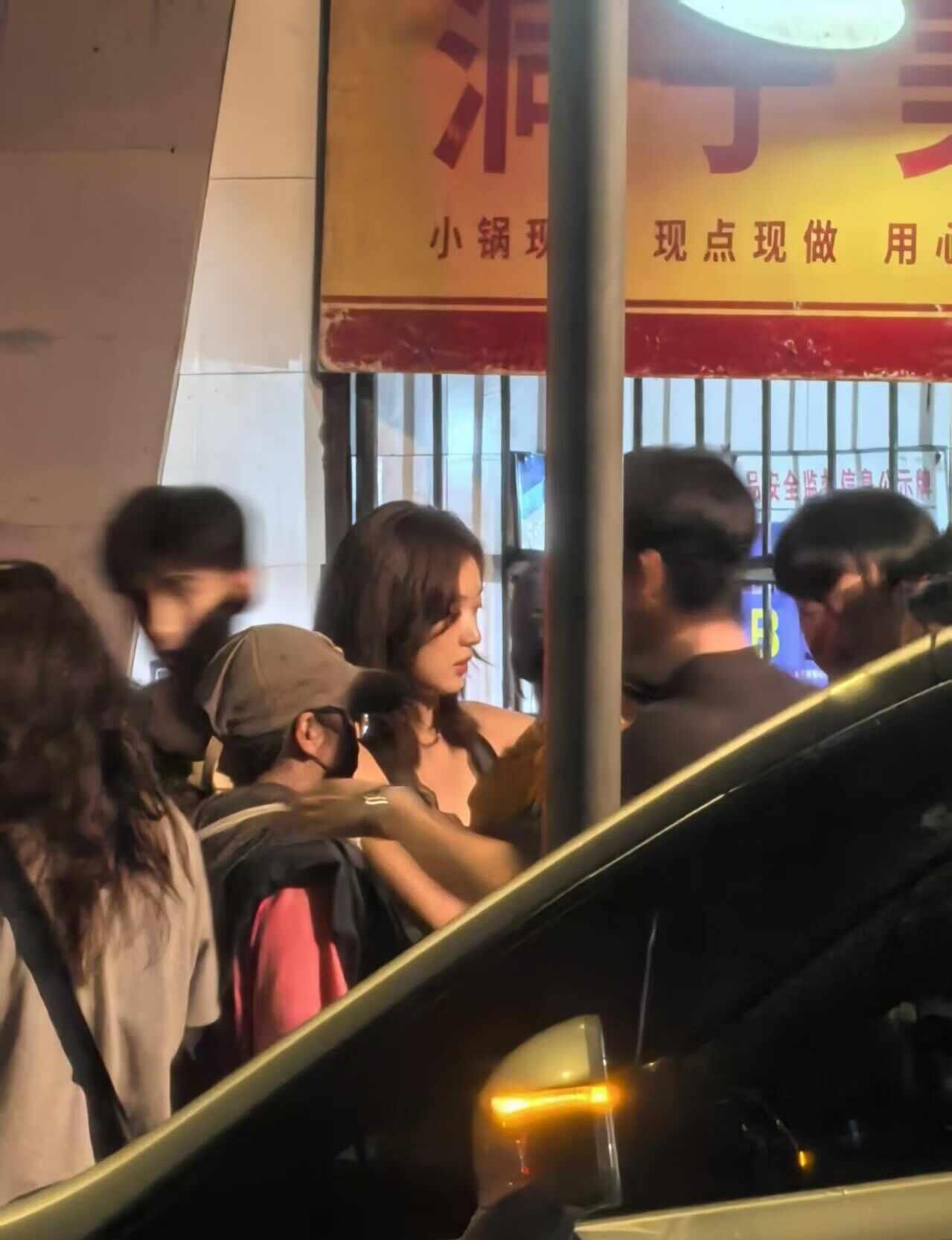 偶遇明星
路人视角，偶遇明星[惊喜]孙千 月下烟火 偶遇明星