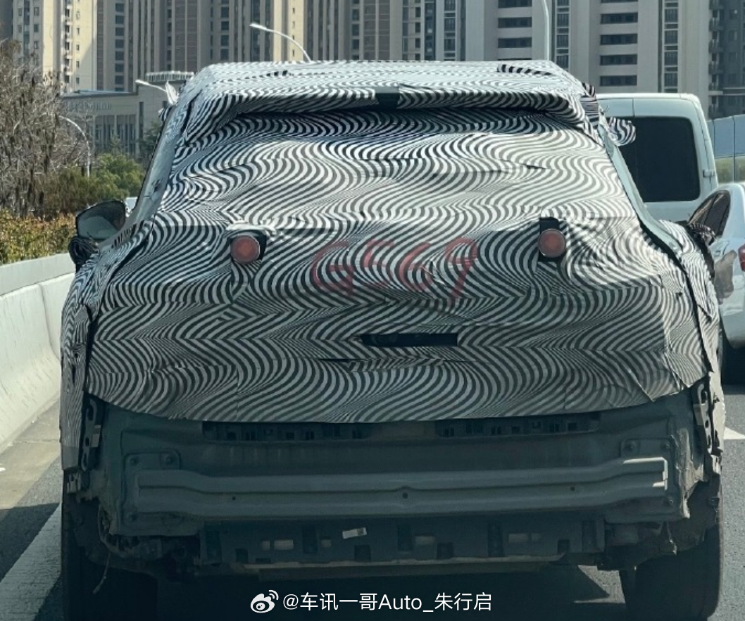 小鹏G02的全新谍照图曝光尾部的两个小圆灯看着有些出戏不知道是不是临时加的尾门看