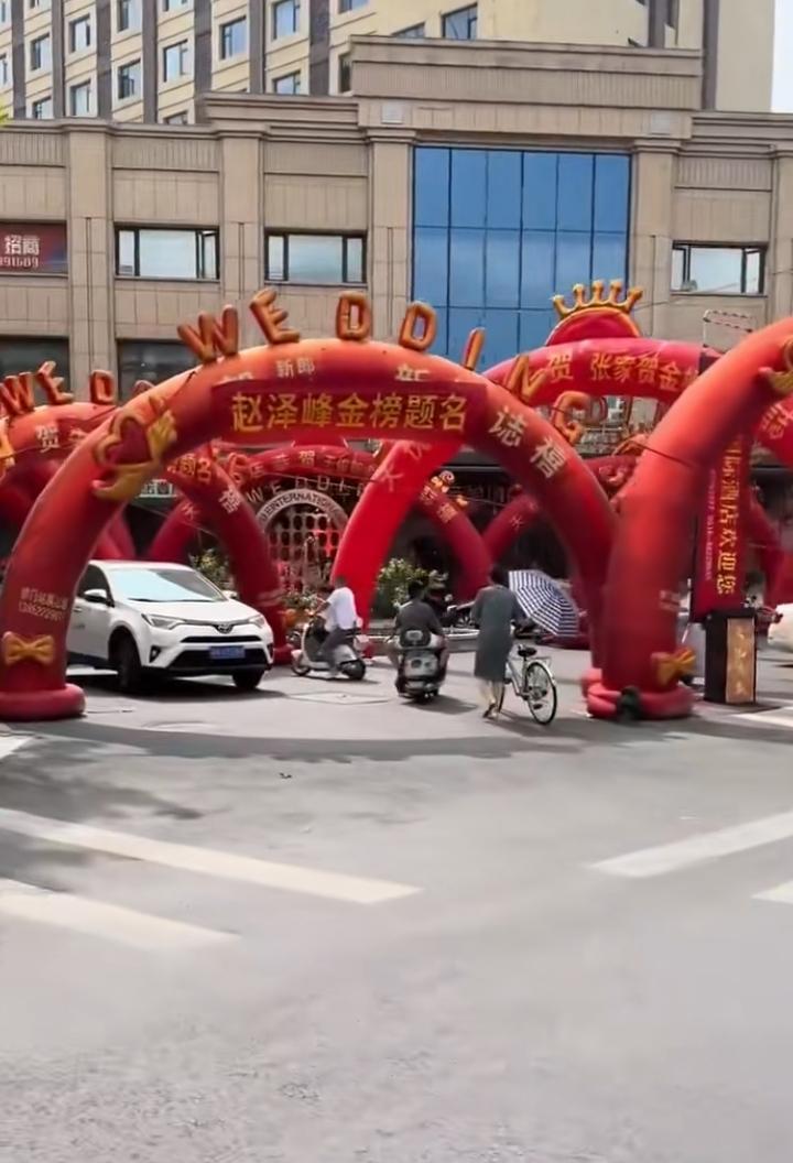 昨天这家饭店有15家办升学宴的！一个红色拱门代表一家！升学宴撑起了饭店生意！