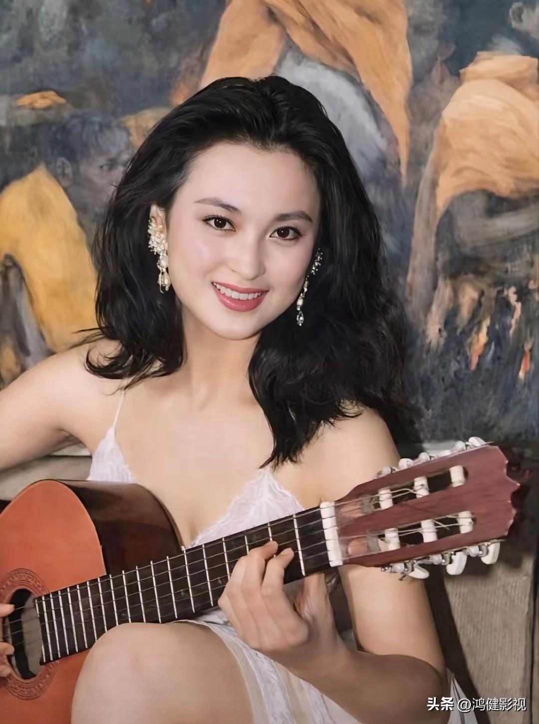 大家还记得这位美女演员吗？
她今年56岁，土生土长的黑龙江人，年轻时一头波浪卷发