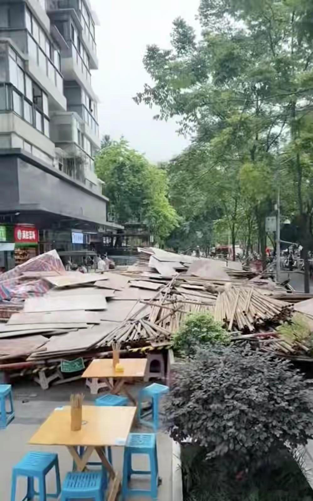 突发！脚手架坍塌伤及路人！6月16日11时许，四川成都锦江区静沙南路沙河壹号小区