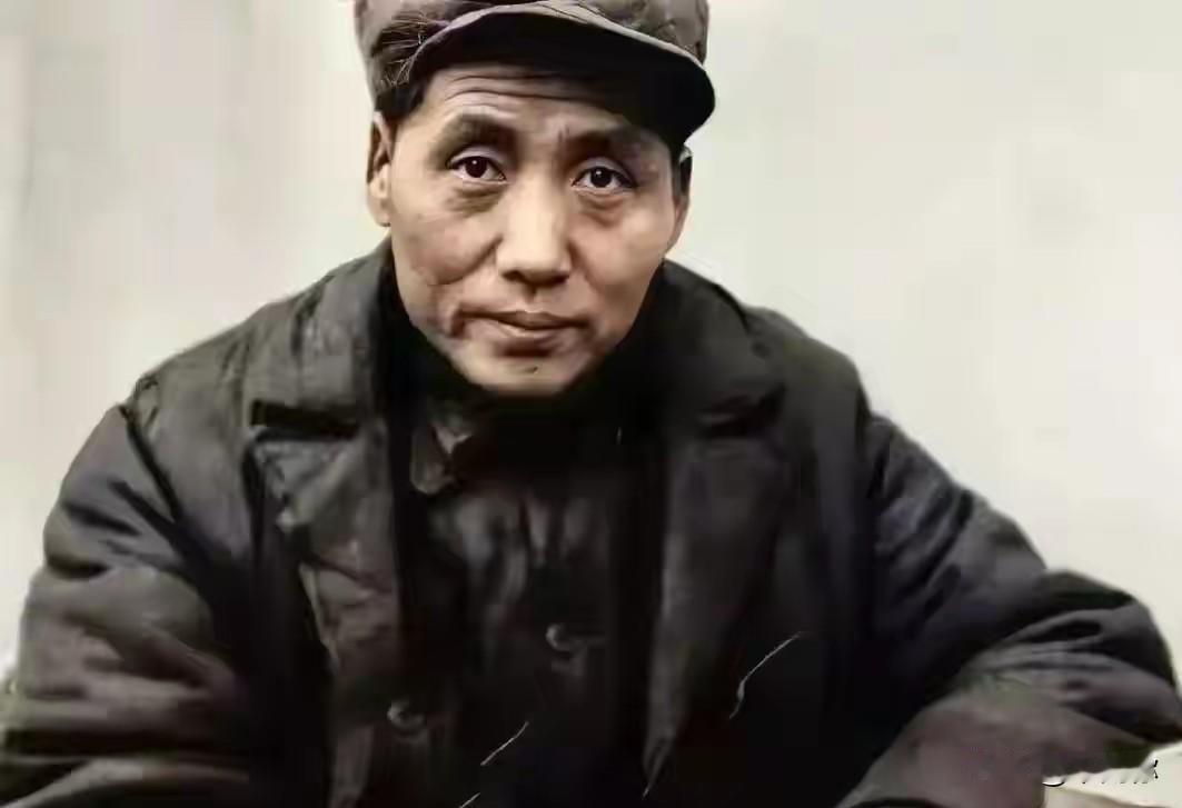 二万五千里，走了两年。43岁的人，脸上全是风霜。为什么这段路让人心里一紧？
长征