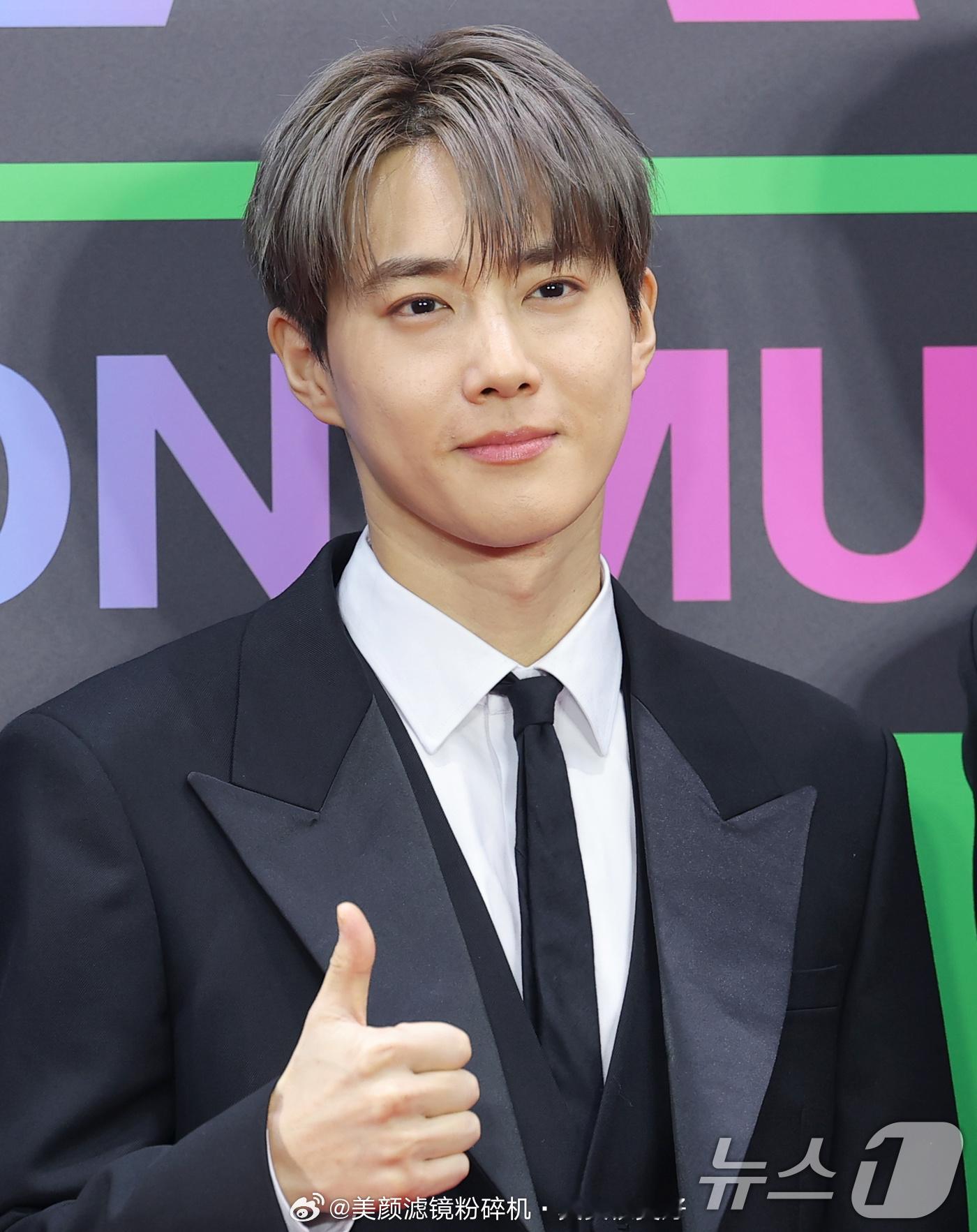 EXO金俊勉、朴灿烈、吴世勋、都敬秀、金钟仁今日MMA红毯新闻图MMA红毯 ，E