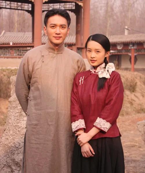 左边这位一身民国长衫儒雅书卷气十足的是新晋飞天视帝王仁君，右边酒红色偏襟中式短上