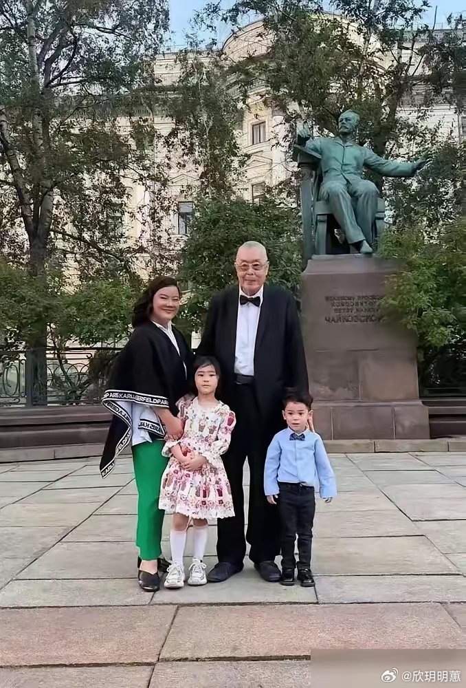 钢琴家刘诗昆一家四口太幸福了！他的妻子虽然比他小37岁，但是二人没有代沟，相处非