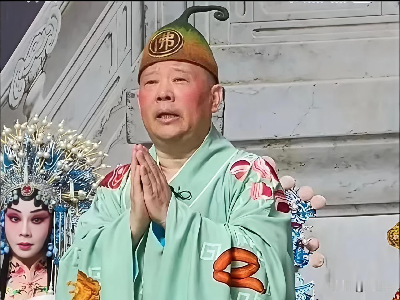 郭德纲改编红色经典曲目相关立案调查持续发酵，又传出演出调整消息：原定烟台三场演出