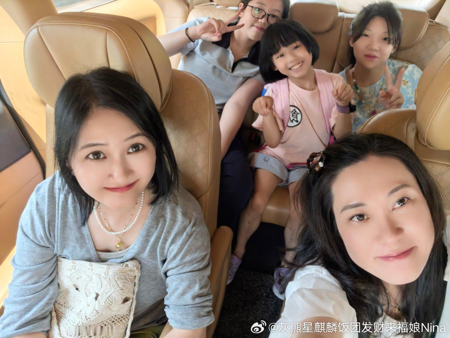 去吃甜品我：怎么都那么甜莎莎阿姨：小朋友不就是要吃甜的吗？羊叔叔：那你给饭团叫杯