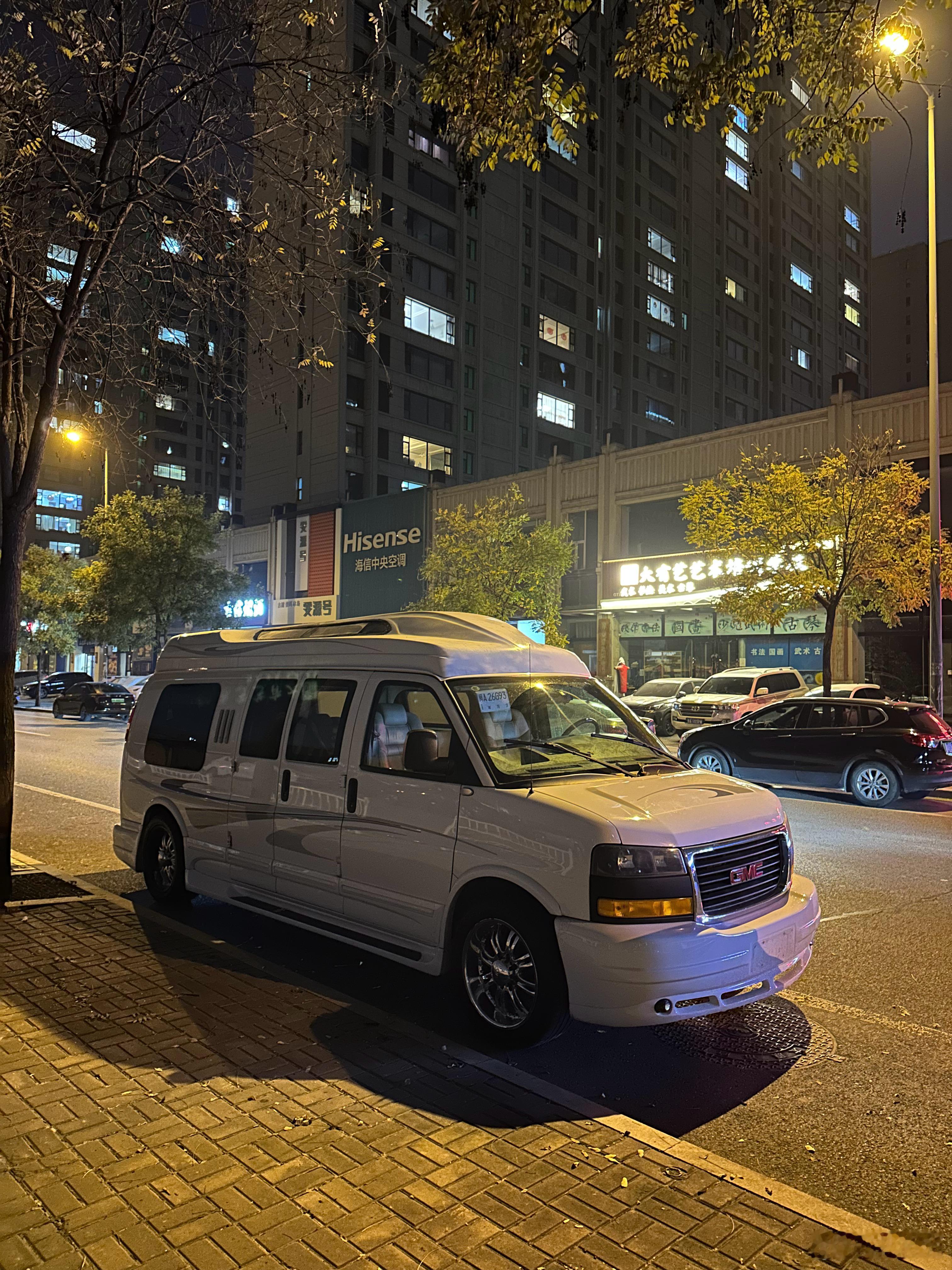 路上遇到一台老的GMC 当年大佬喜欢坐这个 开出去特浮夸 妥妥移动的皇宫现在不流