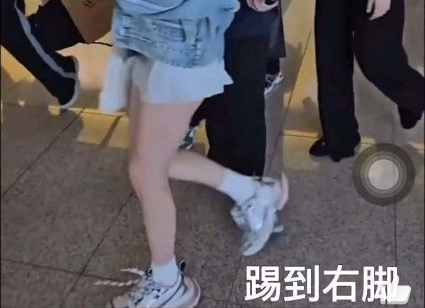 如何看待lesserafim机场路透金采源的站姐故意从成员之间穿过去踢到了小樱花