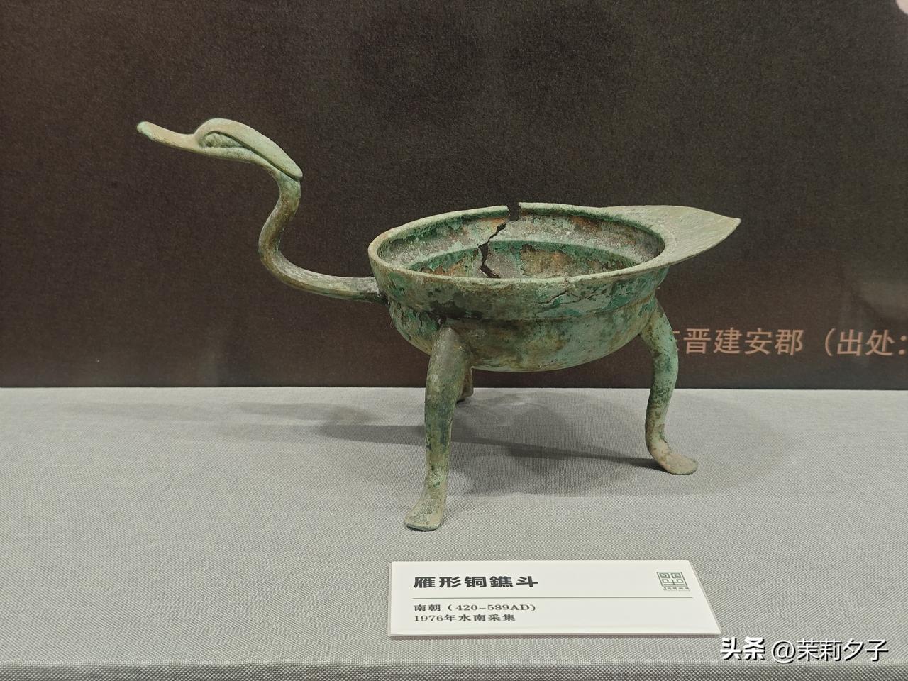 建州博物馆历史文化陈列展厅，千年建州的岁月画卷缓缓在眼前铺展。展厅以时间为脉络，