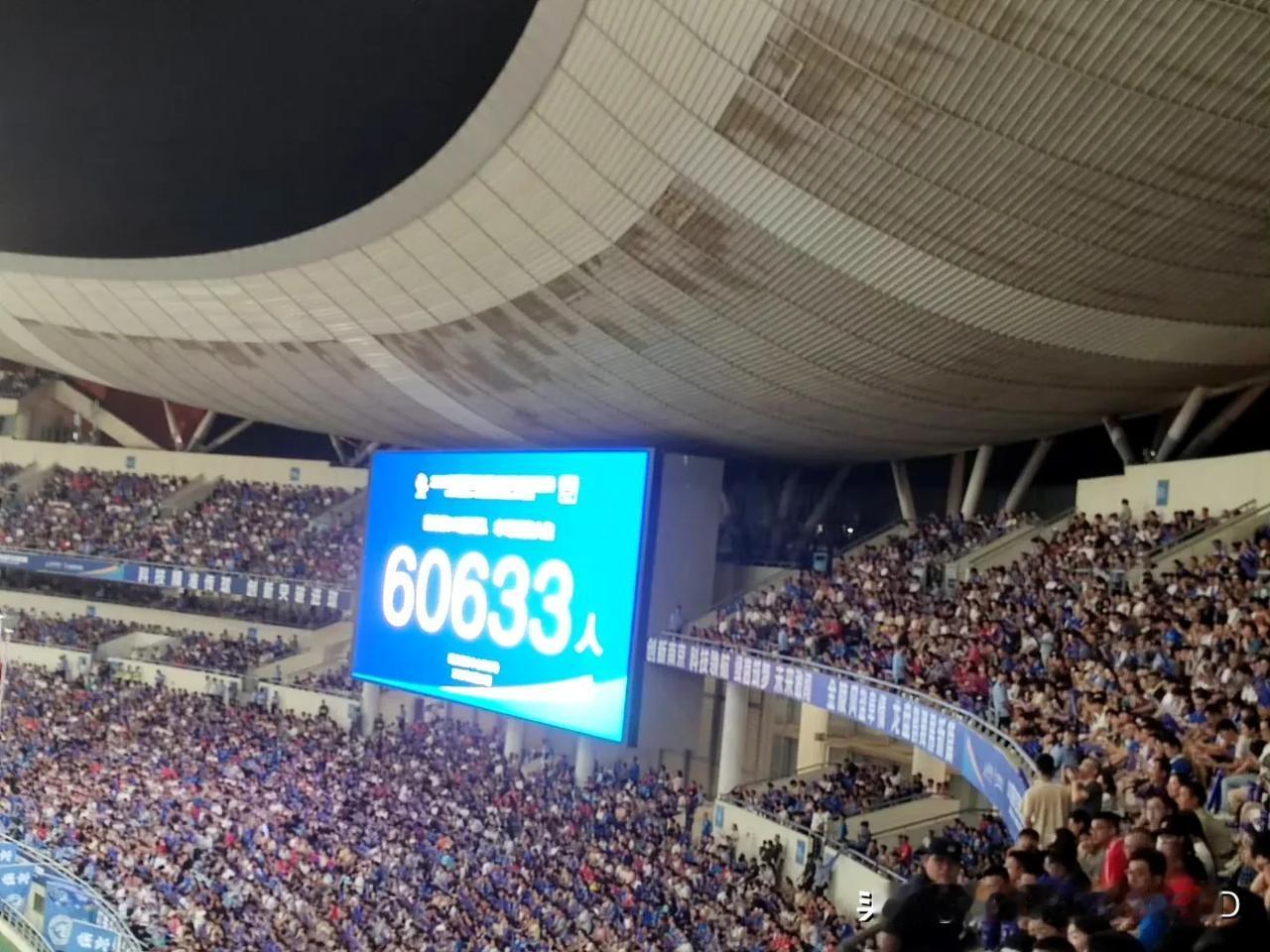 苏超上座率真的太恐怖了，南京和盐城的比赛现场观众来了60633人，要不是场地座位