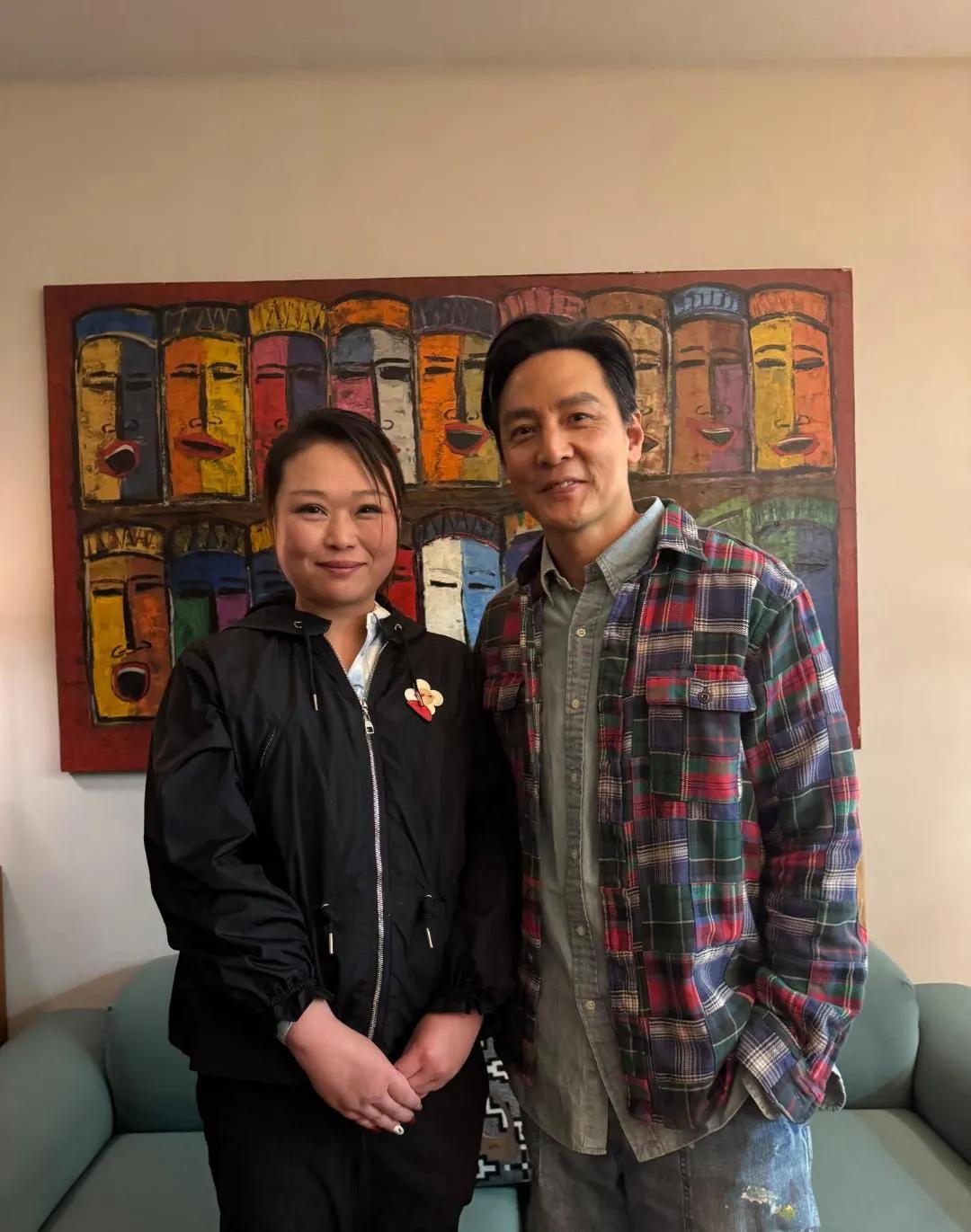 吴彦祖现身洛杉矶一家餐厅吃饭，他不忙的时候看起来很随意，穿衣打扮很普通。
吴彦祖