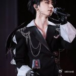 马嘉祺夜访吸血鬼新音舞台 这个夜晚的舞台上，马嘉祺展现了他极致的魅力与才华，令人