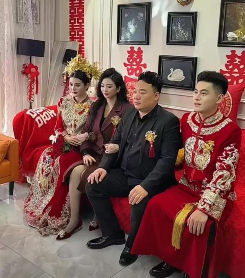 喜庆的一家子，
但是，大家有没有发觉哪里没对呢？[抠鼻]
.