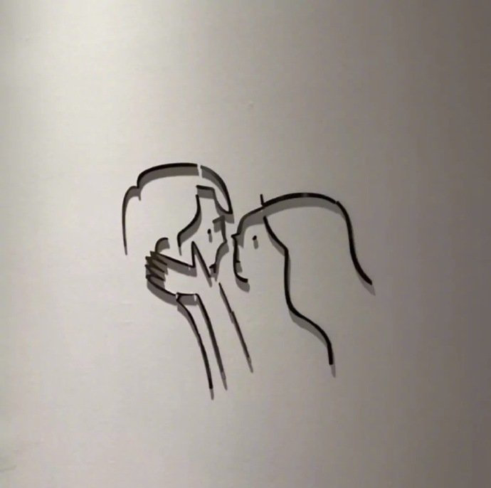 “风华正茂的年纪当然要落落大方” 