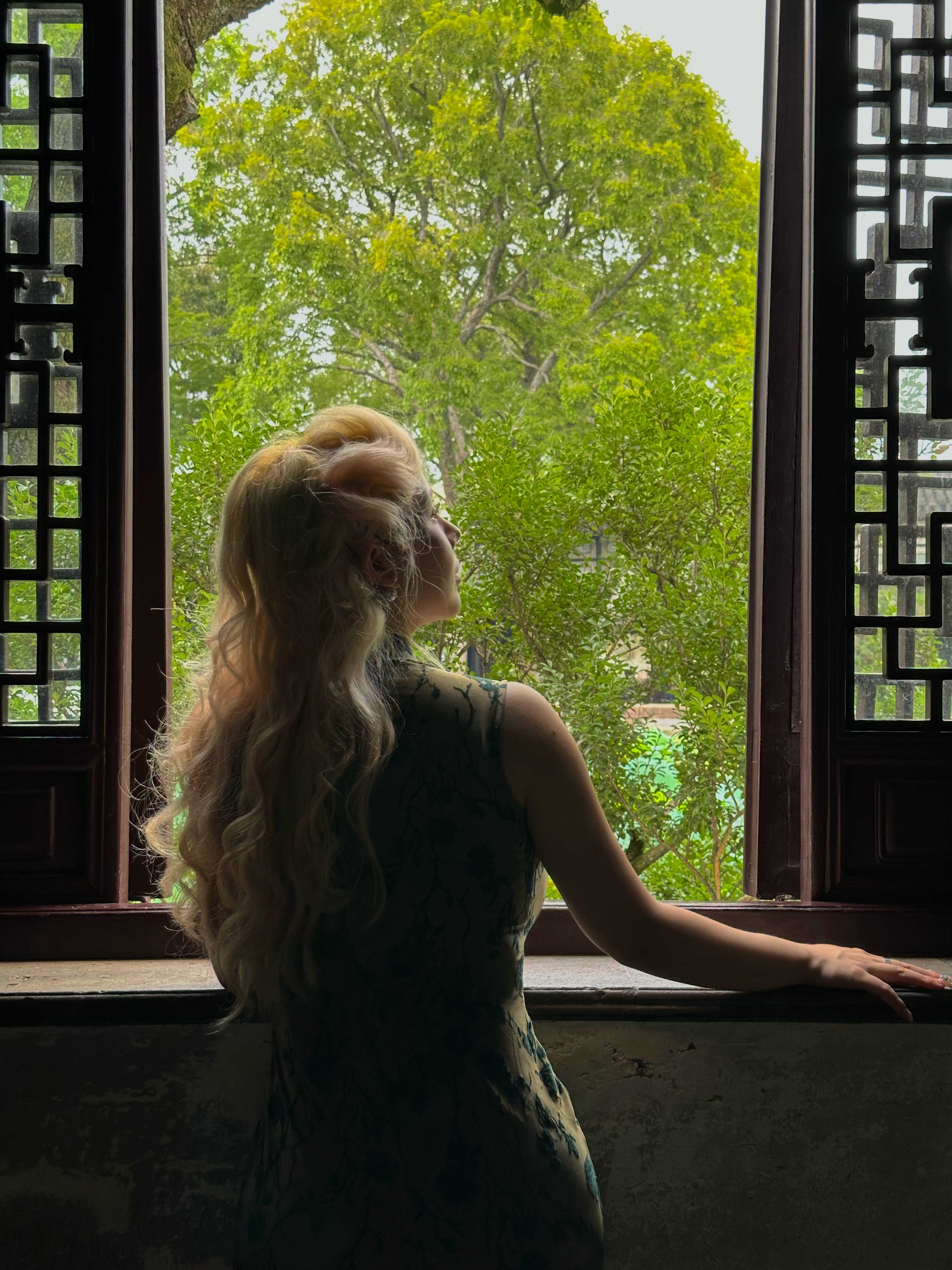 苏州两日游补发照来了金发做手推波造型还挺复古的，旗袍和理发店挨着的都在平江路，发