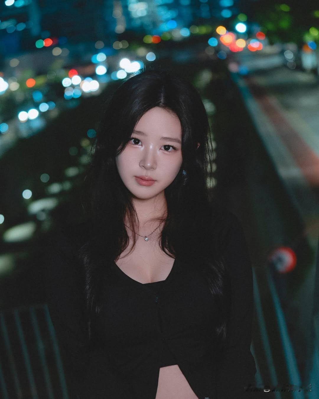 3个夜景拍照姿势

1.正面镜头，背景光斑
正面面对镜头，双手自然地放在身前或是