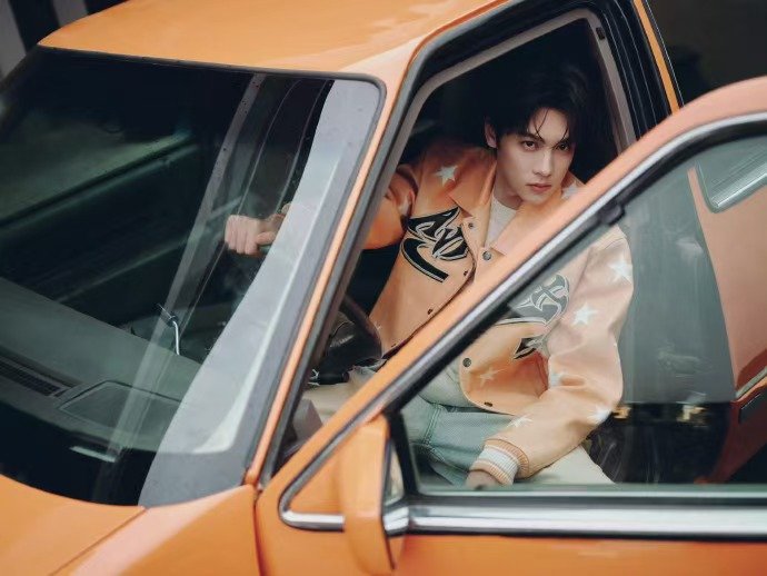 田栩宁橘色系赛车手田栩宁橙色棒球服大片田栩宁身穿橙色棒球服在车内拍大片，依旧是如