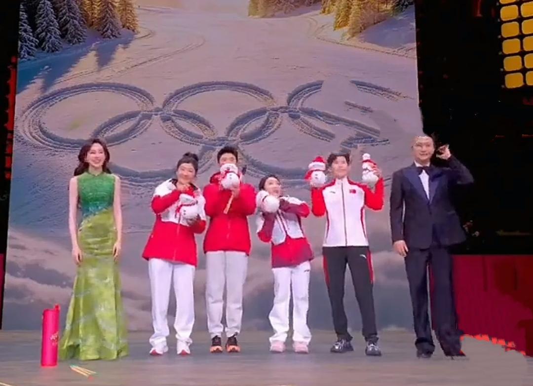 如何看待马凡舒把哈尔滨大雪人送给冬奥冠军其实这不仅是一次送礼，更是冰雪与荣耀的双