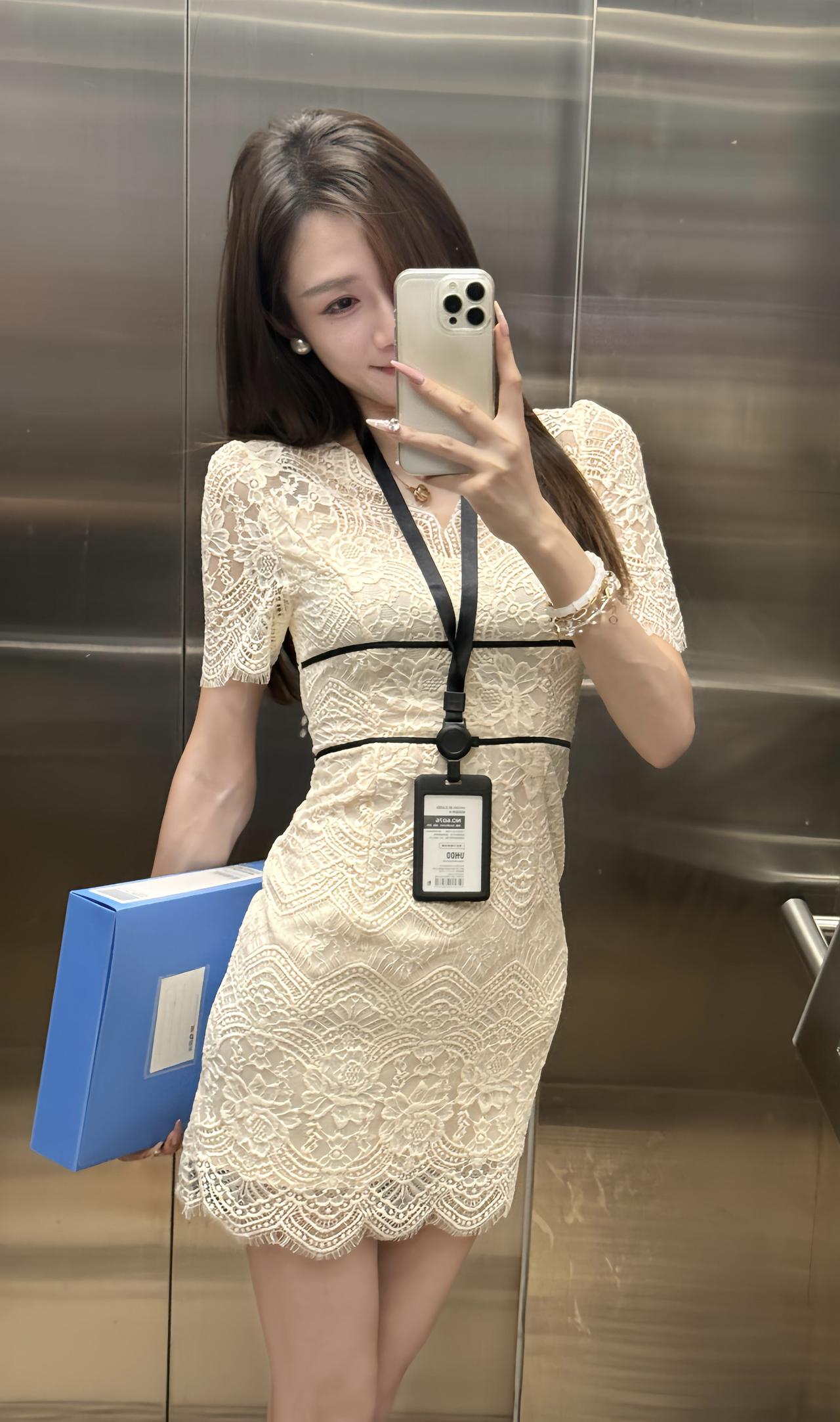 正常穿搭推荐，无不良引导。
今日穿搭推荐是精致通勤风，细节满满：

• 核心单品