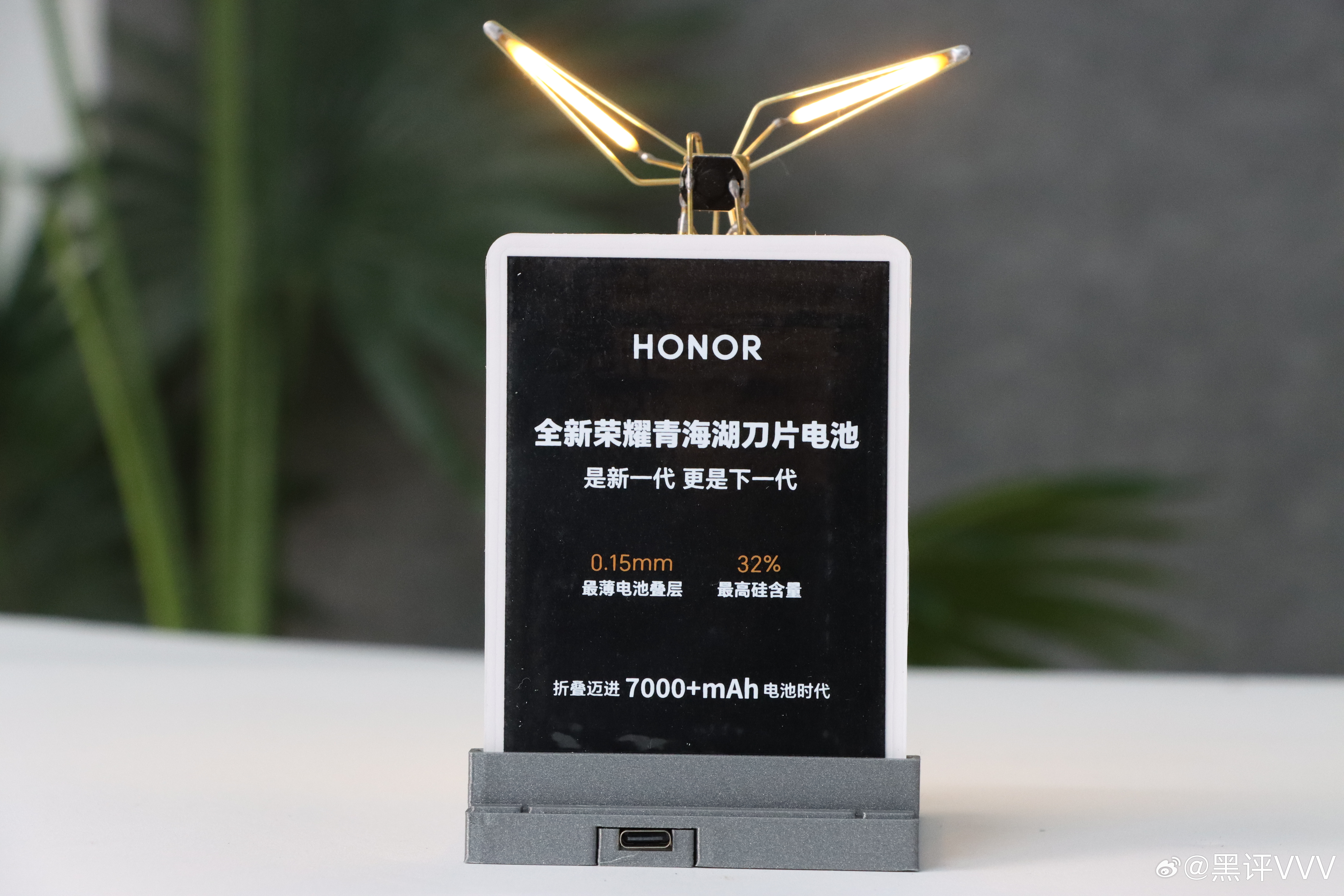 荣耀Magic V6内置一块0.15mm厚度，硅含量达到32%的青海湖电池，折叠
