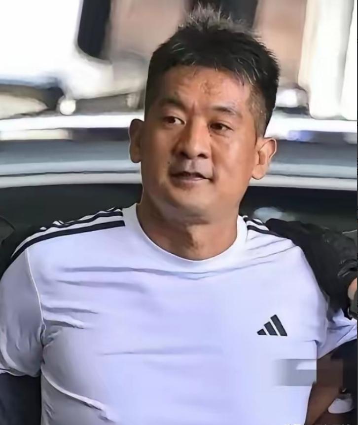 佘智江体格是很强悍的，通过照片能感受到，这个人的身体素质特别好，眼神十分犀利，咬