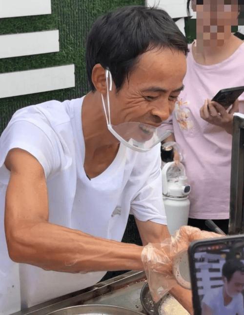 鸡排哥在油锅前挥汗如雨，从清晨备料到深夜打烊，日复一日的疲惫里藏着生活的重量。他
