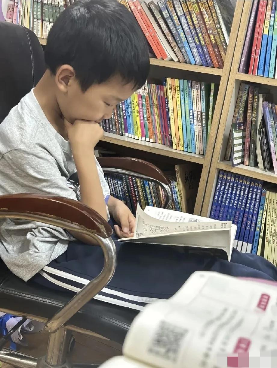 小明只有7岁，这一天放学回家，老师给了他一块巧克力，说这是奖励他这段时间学习进步