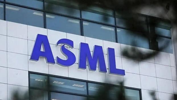 荷兰媒体最近捅出了一个大新闻：那些价值连城的光刻机，可能快要变成“大铁块”了。为